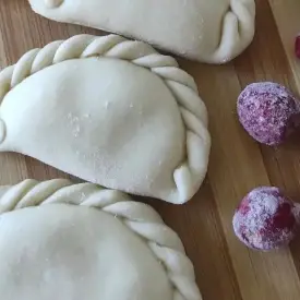 Вареники с ягодами (вишня, черника, клубника)