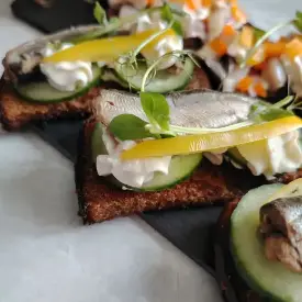 Канапе на ржаном хлебе со шпротами