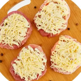 Мясо по-французски с грибами и помидорами