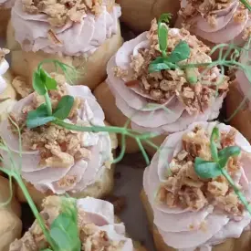 Профитроли с паштетом и хрустящим луком