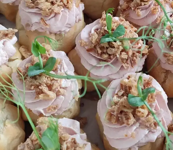 Профитроли с паштетом и хрустящим луком