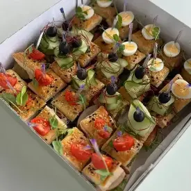 Клаб-канапе на слоеной подушке