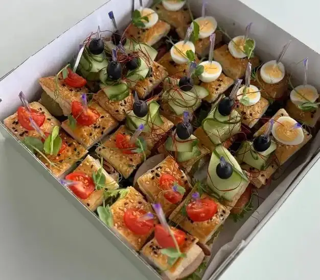 Клаб-канапе на слоеной подушке