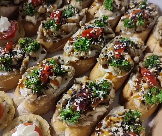 Брускетта с курочкой терияки