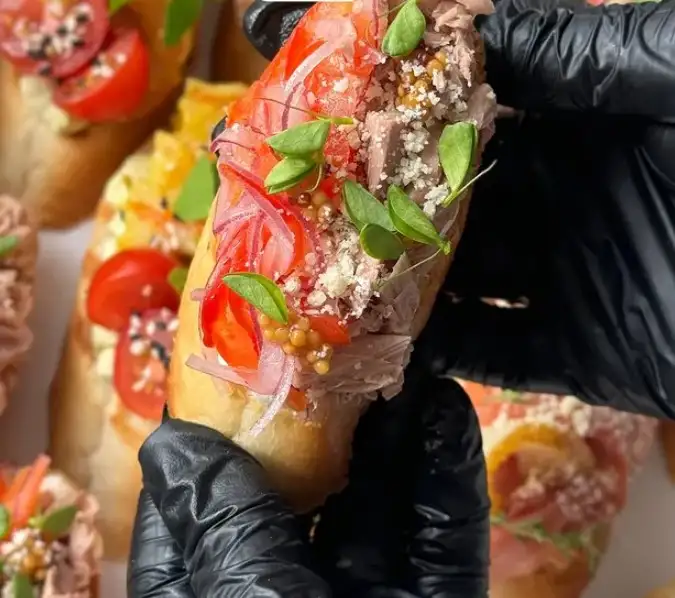 Брускетта с тунцом и маринованным луком