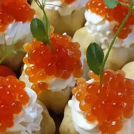 Профитроли с икрой