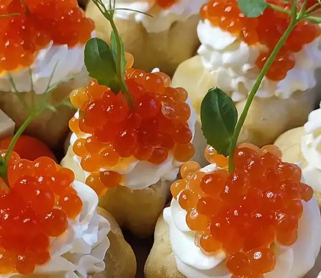 Профитроли с икрой