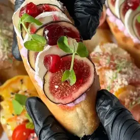 Брускетта с инжиром и сыром бри