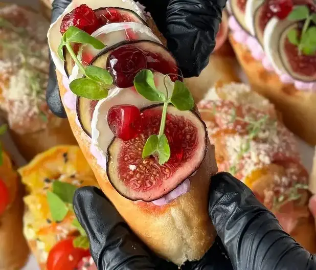 Брускетта с инжиром и сыром бри