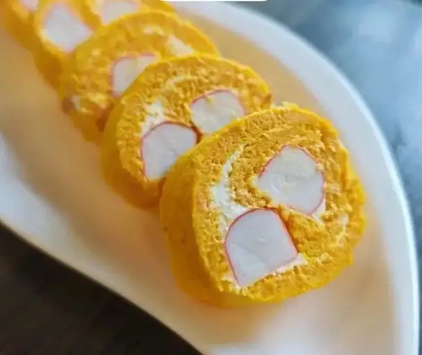 Морковный рулет с крабовой палочкой