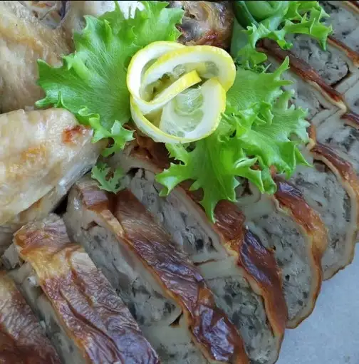 Курица, фаршированая блинами