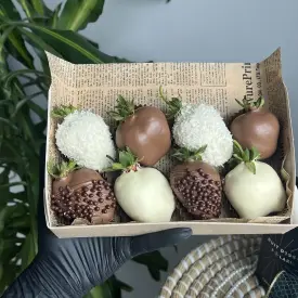 Клубника в белом и молочном шоколаде, 8 шт.