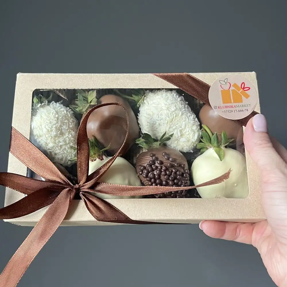 Клубника в белом и молочном шоколаде, 8 шт. фото 2