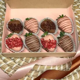 Клубника в розовом и молочном шоколаде, 8 шт.