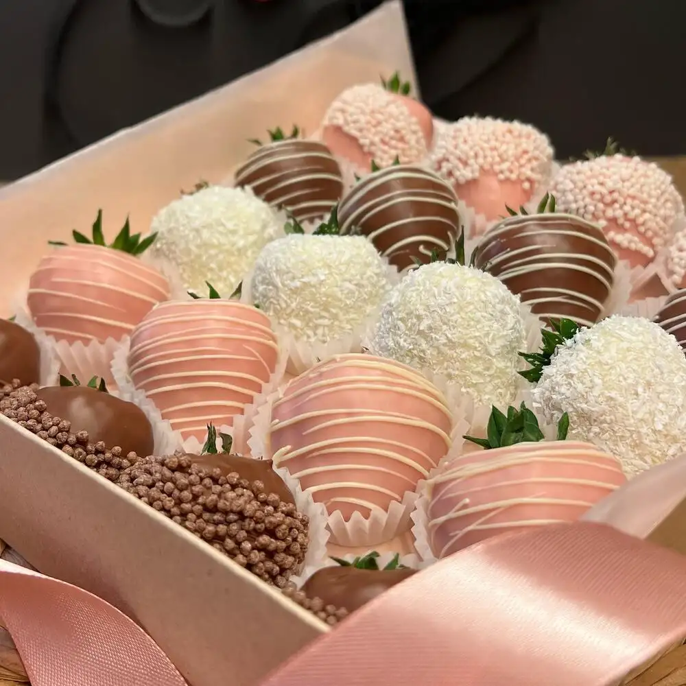 Клубника в шоколаде с декором, 20 шт. фото 2