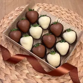Клубника в молочном и белом шоколаде, 12 шт.
