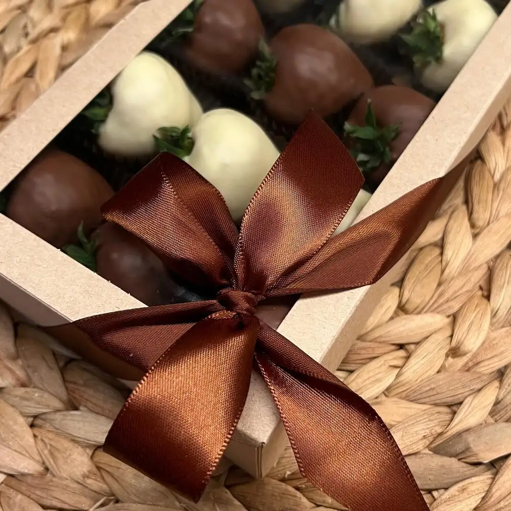 Клубника в молочном и белом шоколаде, 12 шт. фото 2