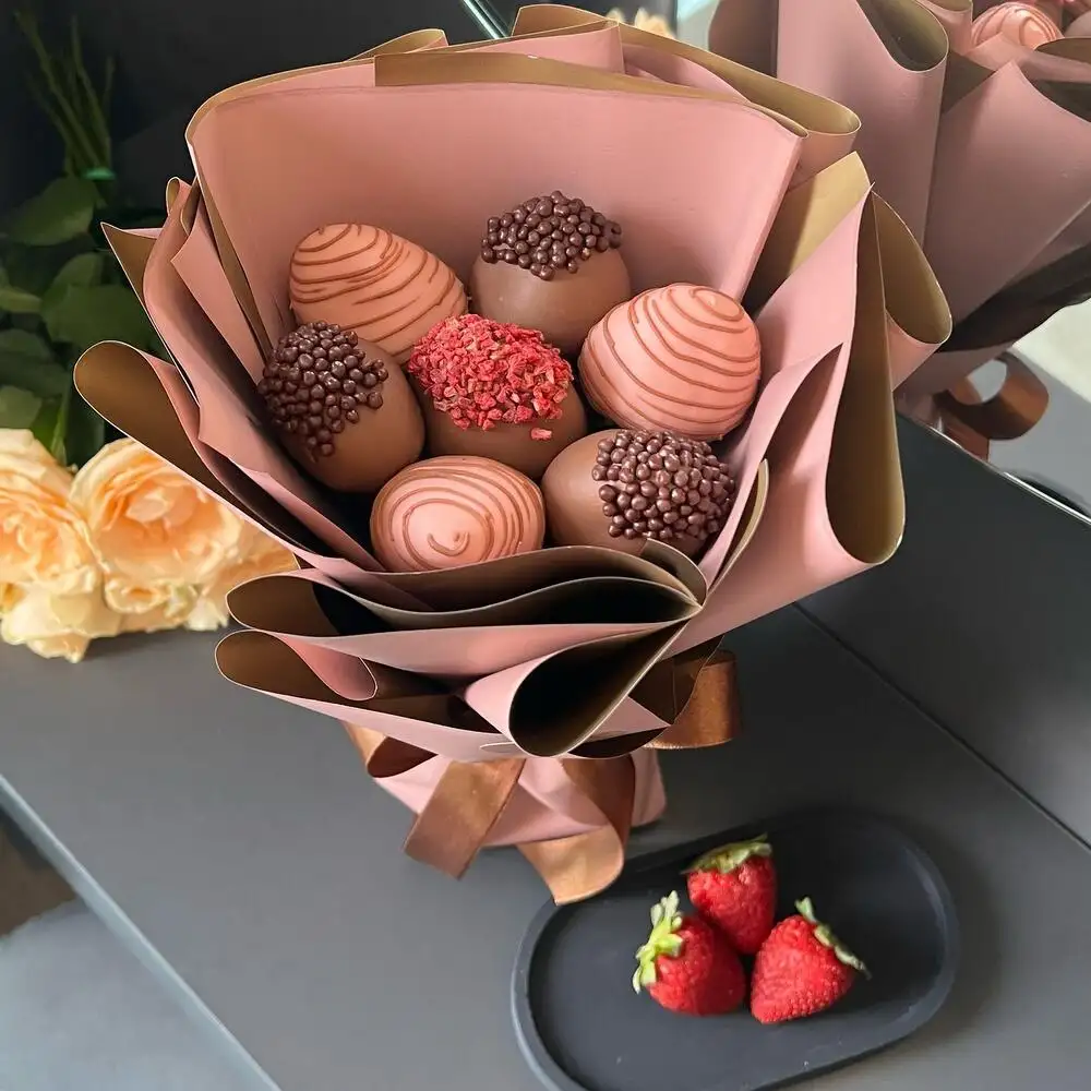 Букет из клубники в шоколаде «Розовый», 7 ягод фото 1