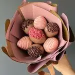 Букет из клубники в шоколаде «Розовый», 7 ягод фото 3