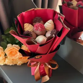 Букет из клубники в шоколаде «Бордо», 7 ягод