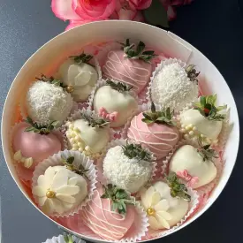 Клубника в шоколаде, 13–16 ягод в круглой коробке D21