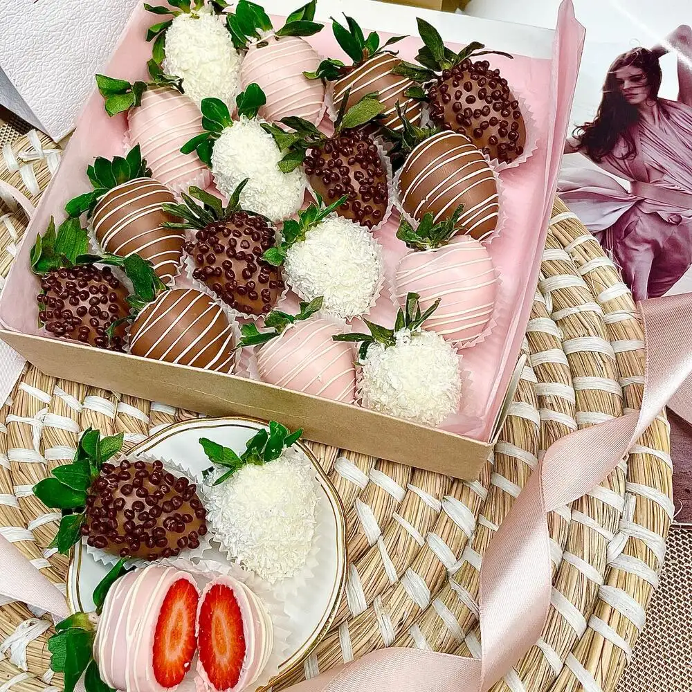 Клубника в шоколаде с декором, 16 шт. фото 1