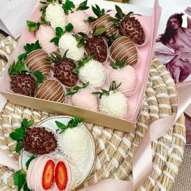 Клубника в шоколаде с декором, 16 шт.