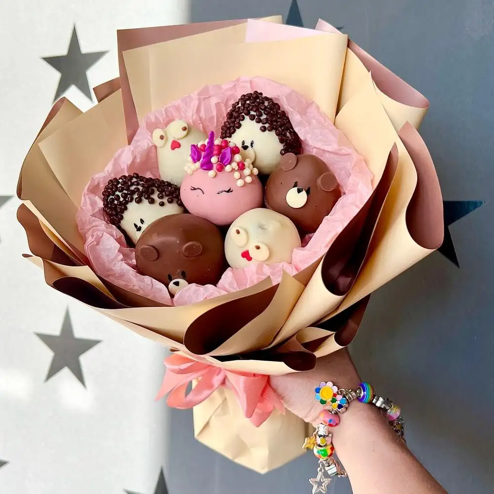 Букет из клубники в шоколаде «Персонажи», 7 ягод фото 1