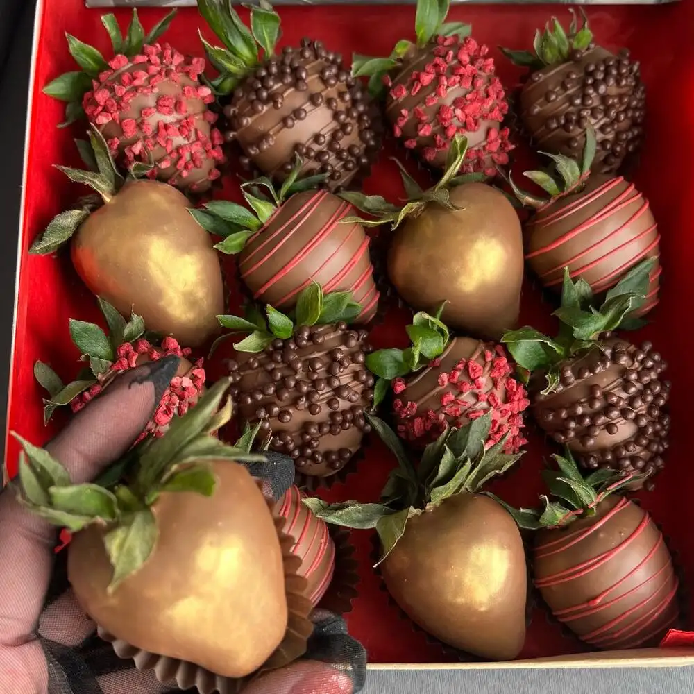 Клубника в молочном шоколаде с декором, 16 шт. фото 2