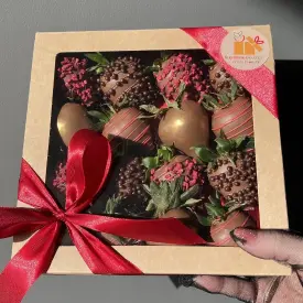 Клубника в молочном шоколаде с декором, 16 шт.