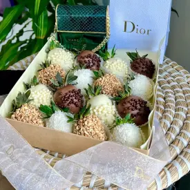 Клубника в шоколаде белом и молочном, 16 шт.