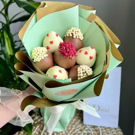 Букет из клубники в шоколаде «Оливковый», 7 ягод