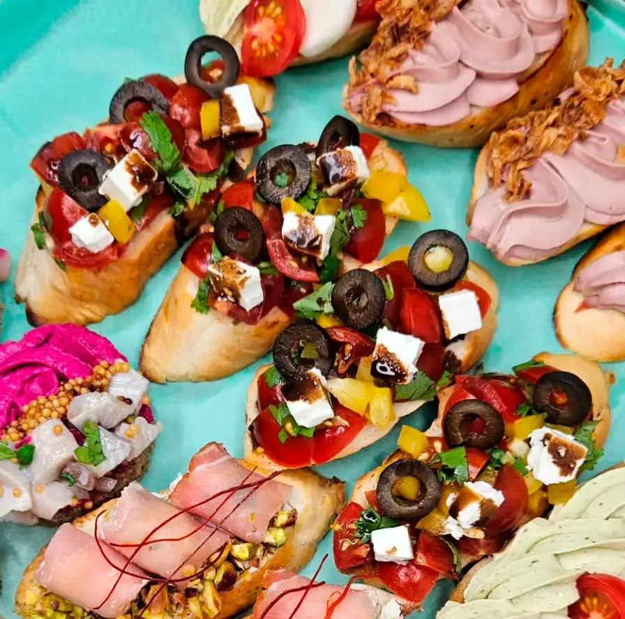 Брускетта «Греческая» или с карбонатом и черри фото 2