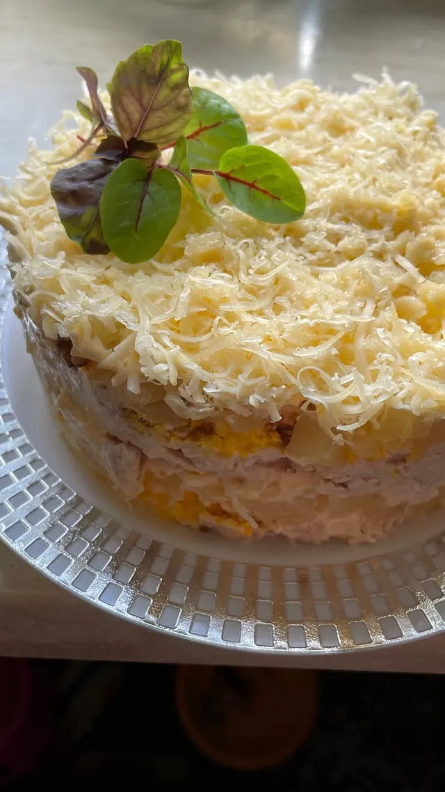 Салат с курицей и ананасами, 1 кг.