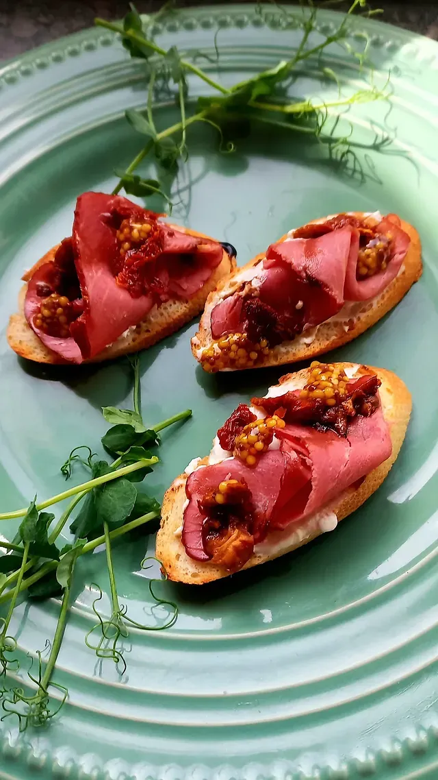 Кростини в ассортименте фото 3