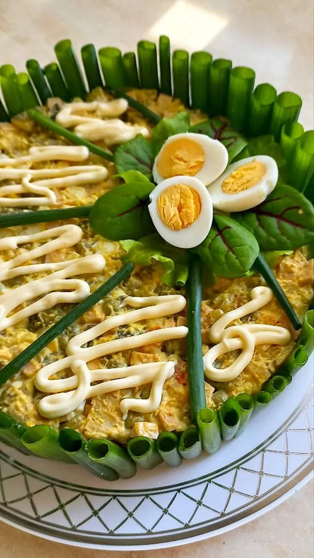 Оливье с копченой курицей, 1кг.