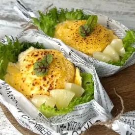 Куриное филе в сырной шапочке и ананасами