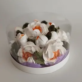 Цветы из зефира в шляпной коробке