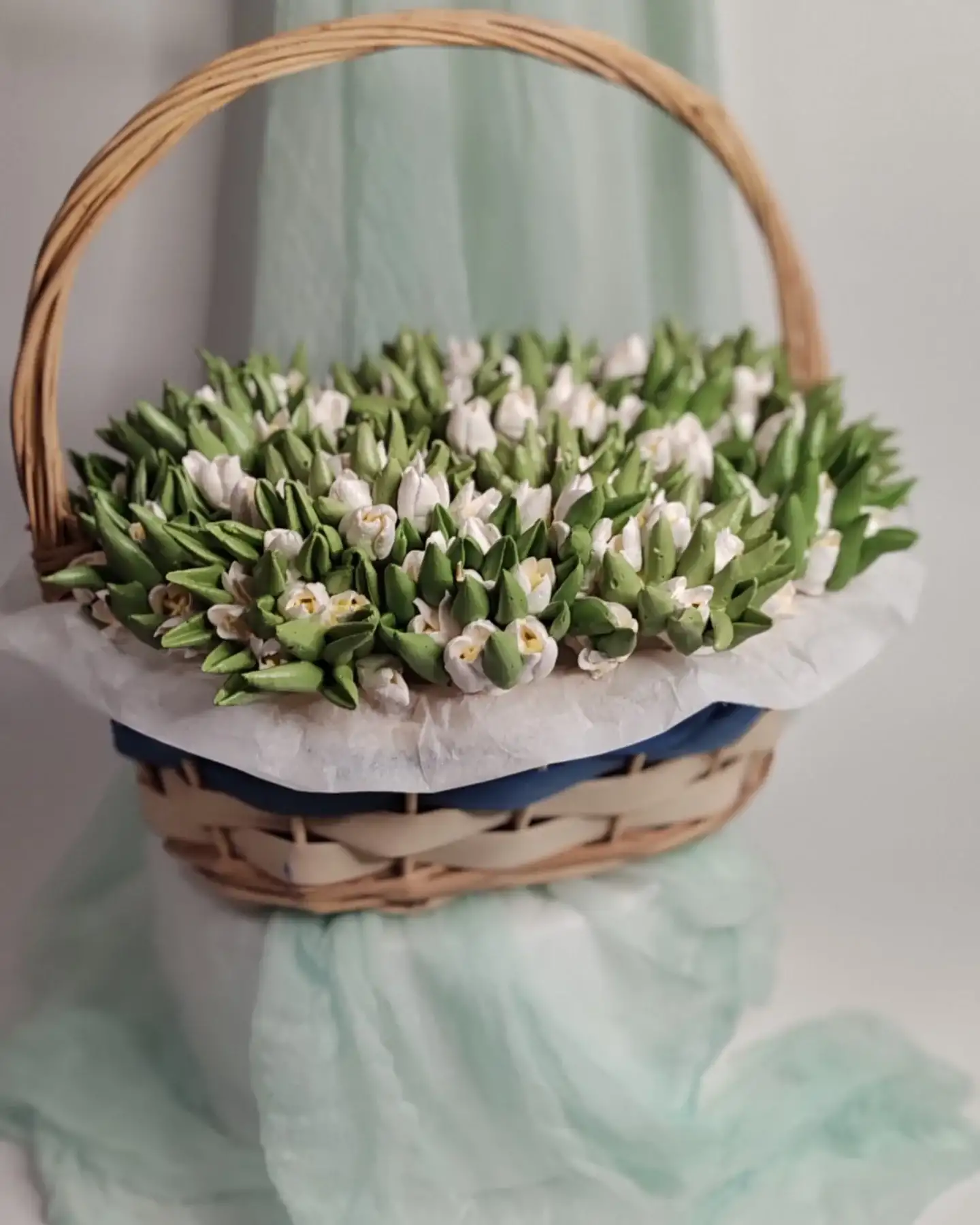 Букет из зефира в корзине фото 4