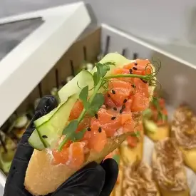 Брускетта с форелью и огурцом