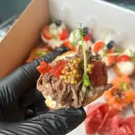 Кростини с говядиной