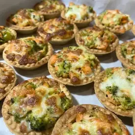 Мини-киш с красной рыбой и брокколи