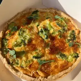 Киш с красной рыбой и брокколи