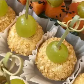 Чиз-болл с виноградом