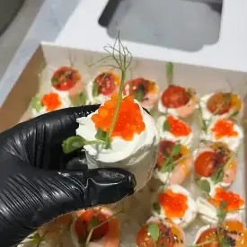 Рулетик с форелью и икрой