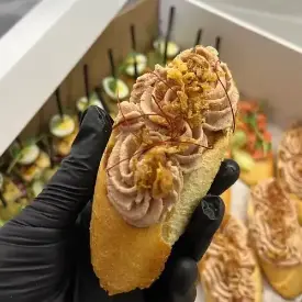 Брускетта с утиным паштетом