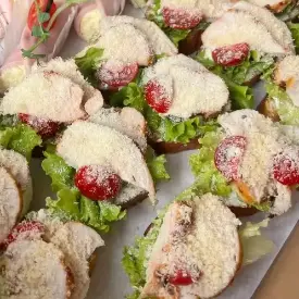 Кростини Цезарь с креветкой