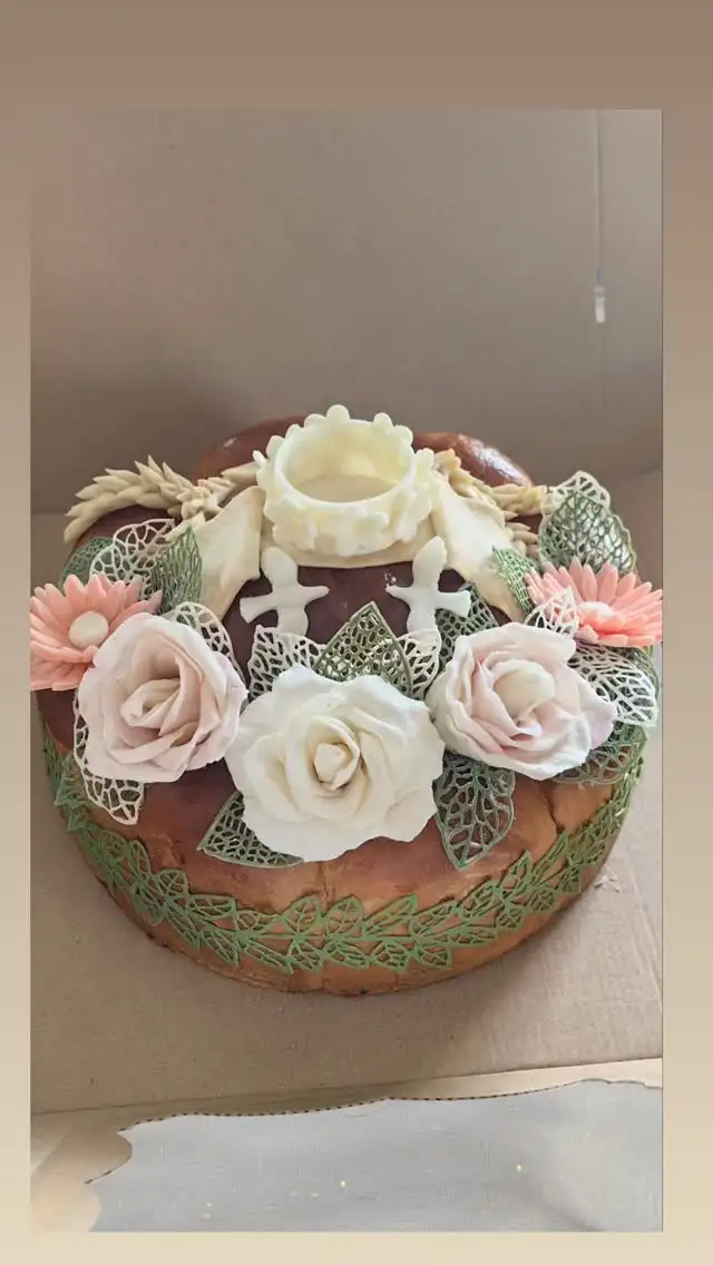 Хлеб-соль с цветными цветами из сахарной пасты фото 5