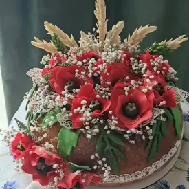 Хлеб-соль с цветными цветами из сахарной пасты