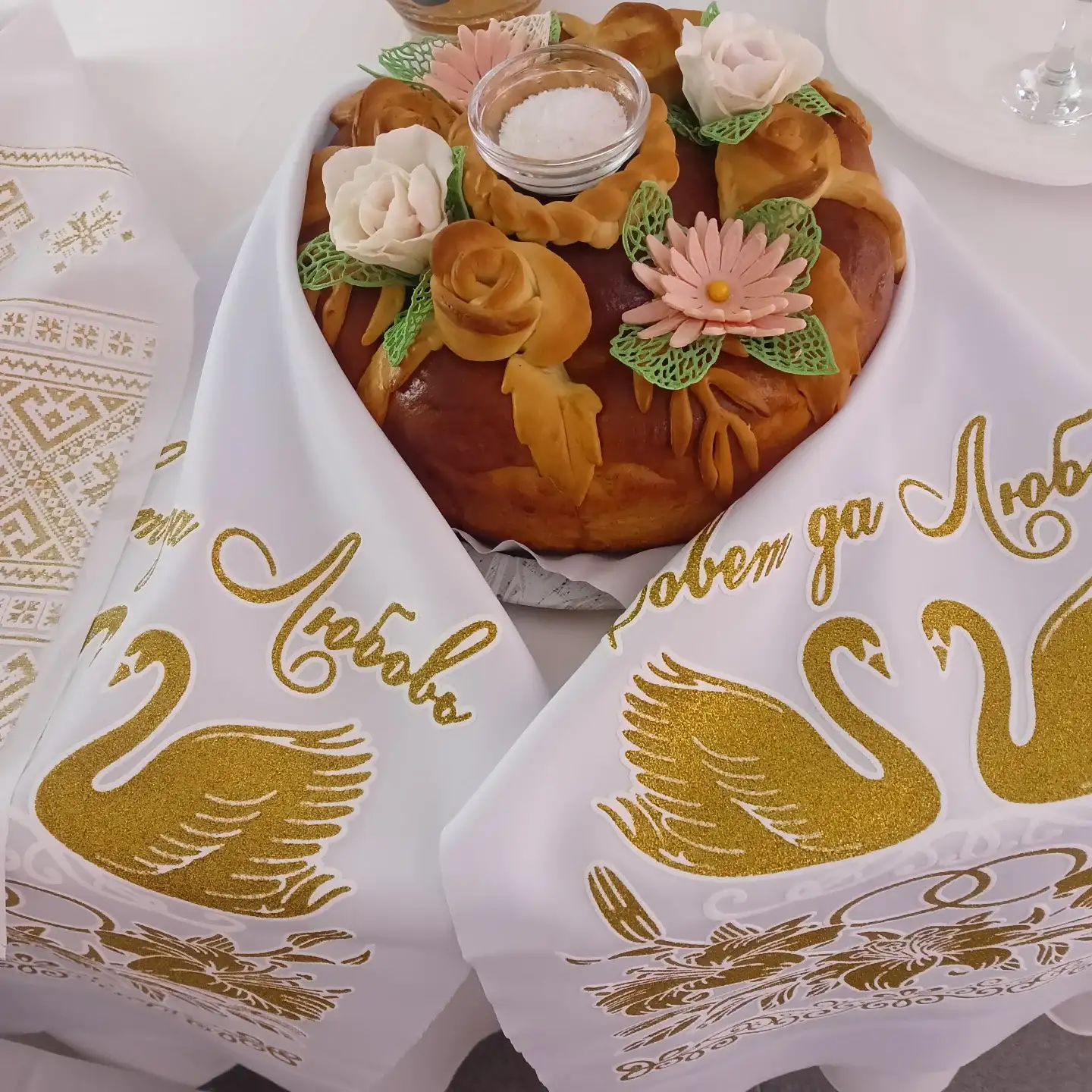 Хлеб-соль с цветными цветами из сахарной пасты фото 2